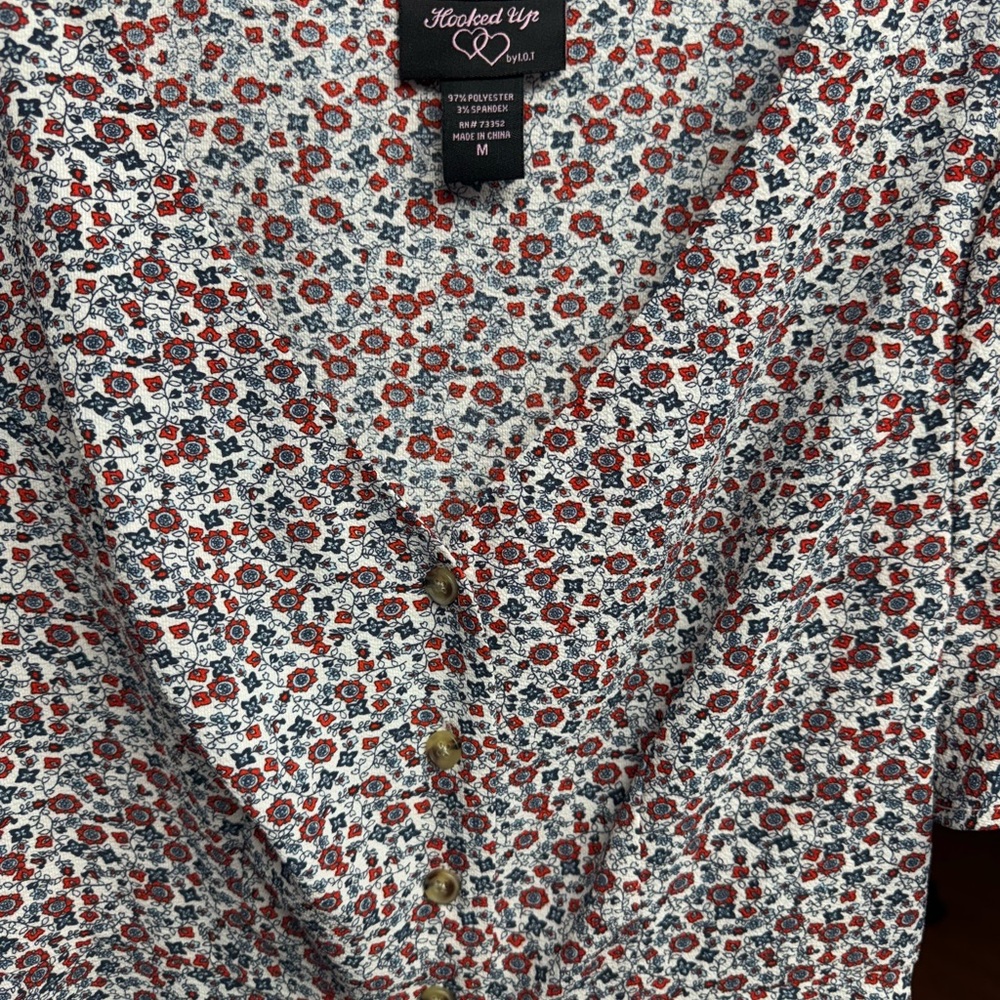 Hooked Up by IOT Red and White Puff Sleeve Blouse - Picture 2 of 4